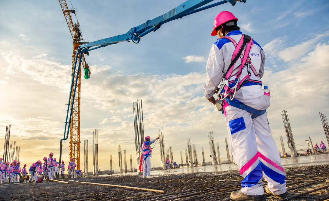 Obra em andamento com equipe VIVO
